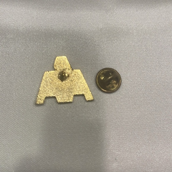 Lapel Pin: American Airlines (vintage) - Picture 3 of 3